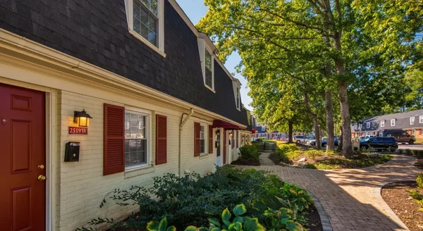 Tree-lined homes in Stratford Hills, Richmond, VA